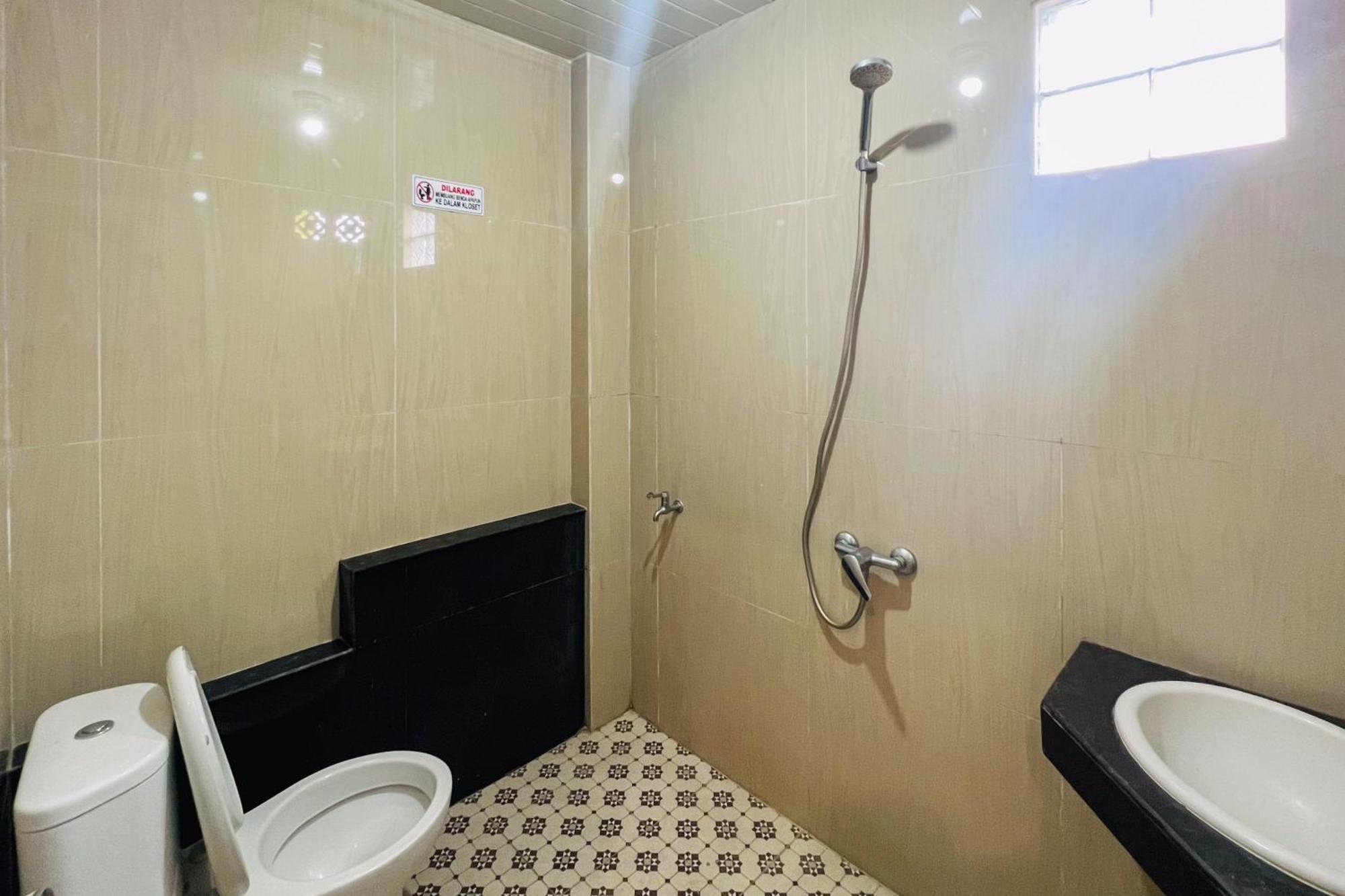 Teratai Residence Mitra Reddoorz Medan Exteriör bild